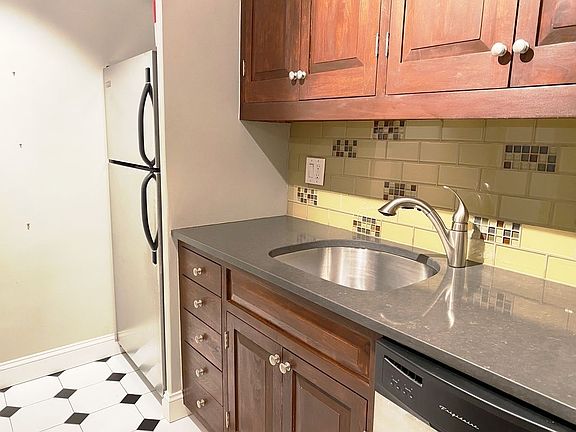4th image of 300 E 33rd St APT 5F
