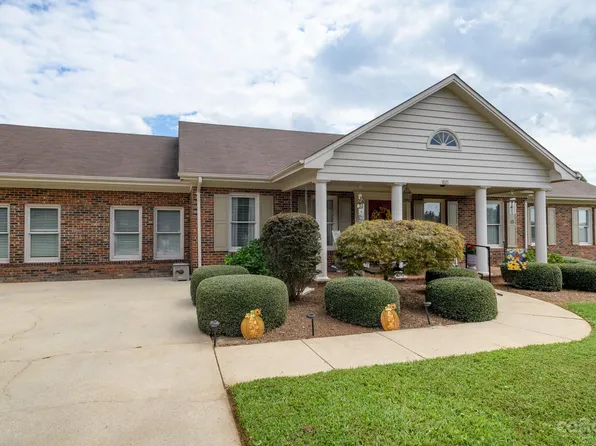 1021 Randolph Cir SE, Lenoir, NC 28645