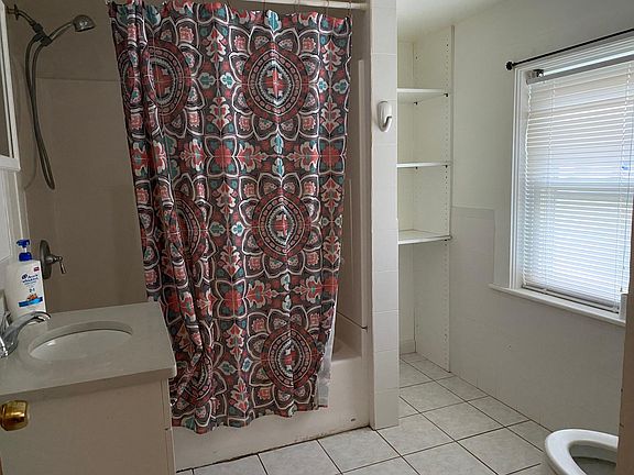 4th image of 411 Newport Ave #1