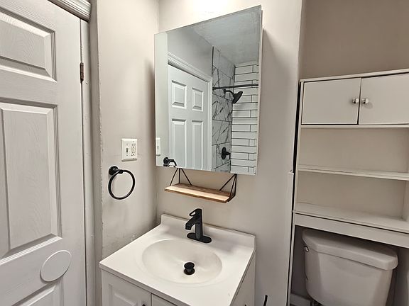 4th image of 132 S Woodlawn Ave #22