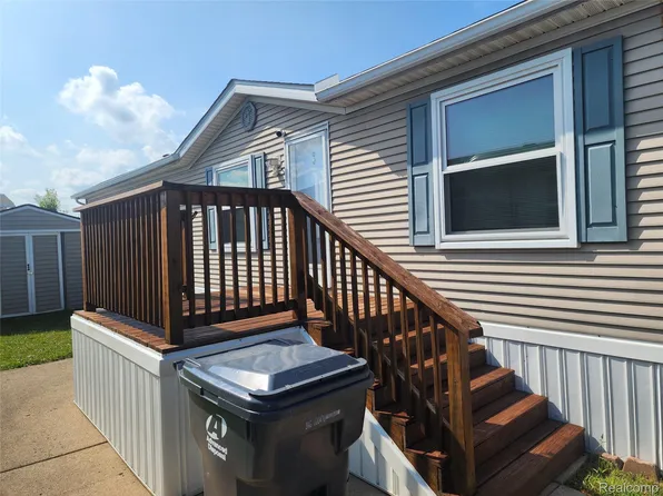 26740 Hudson Ln, Flat Rock, MI 48134
