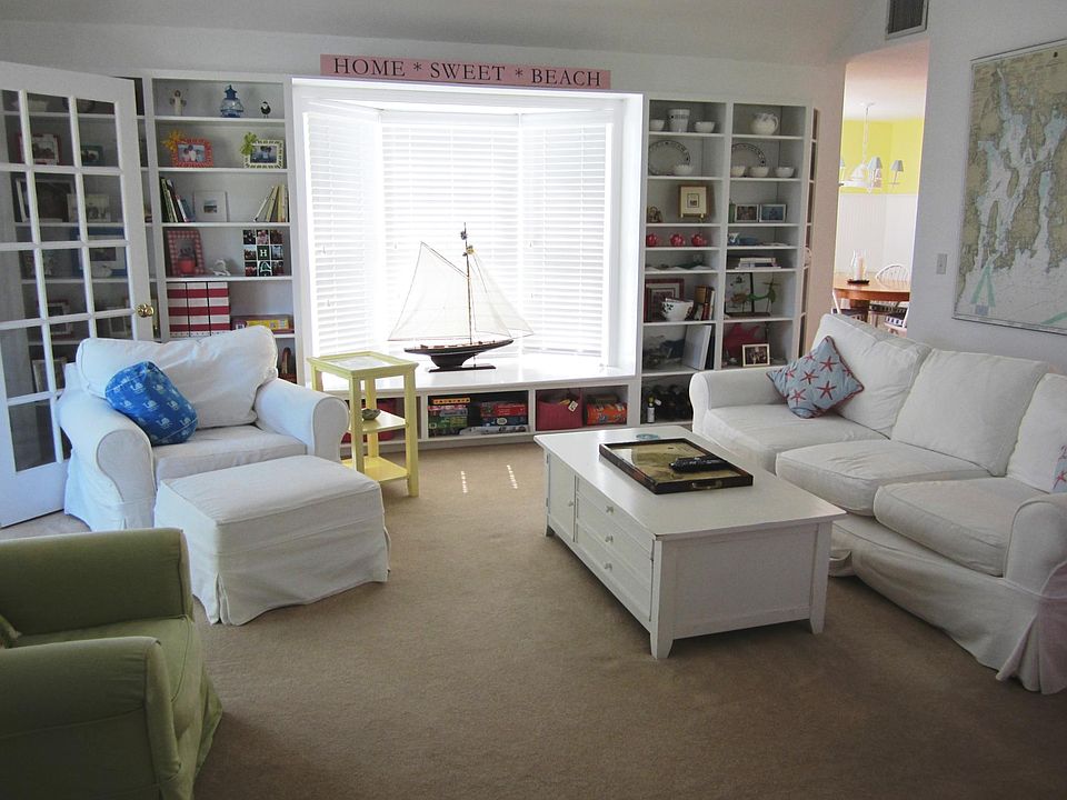 Living Room w. wall of built-in bookcases