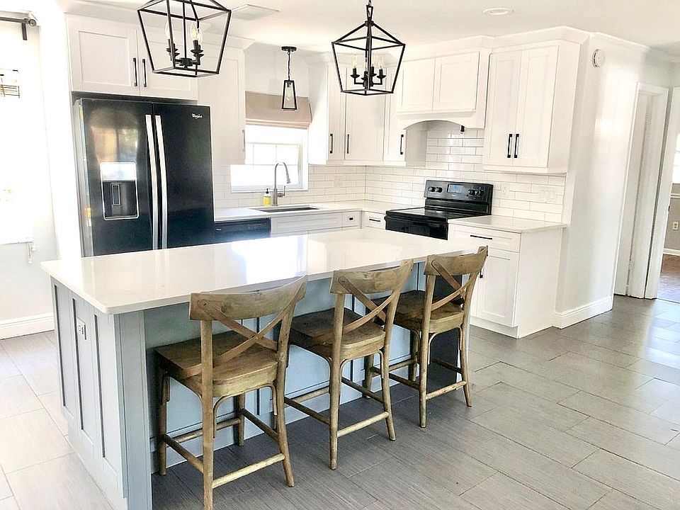 kitchen with 3 barstools