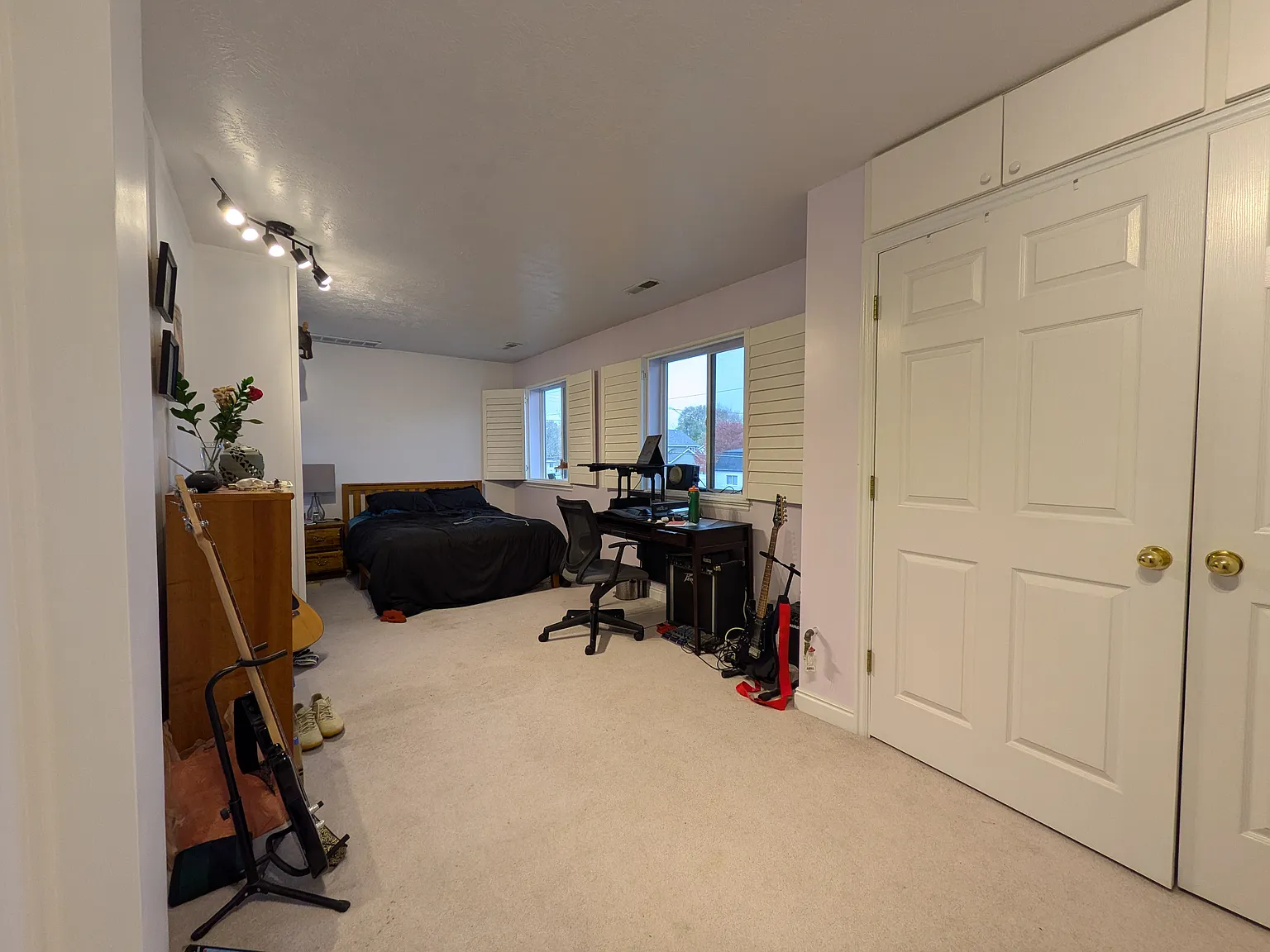 6 bed, 3.5 bath, 4400 sqft, $830 — Photo 2