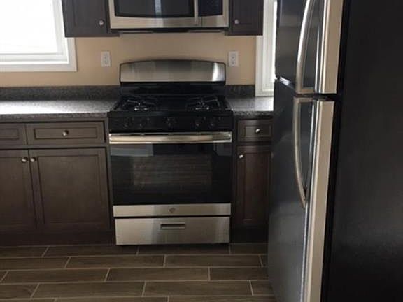 5th image of 250 Somerset St