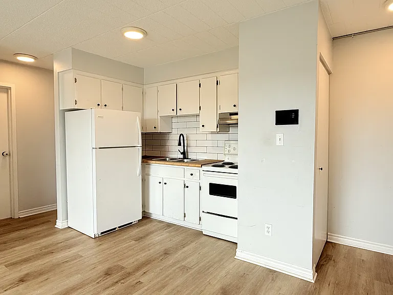 360 Tecumseh Rd W #307 — Photo 6