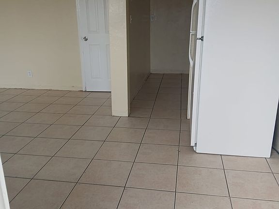 5th image of 521 NE 35th Ct #P