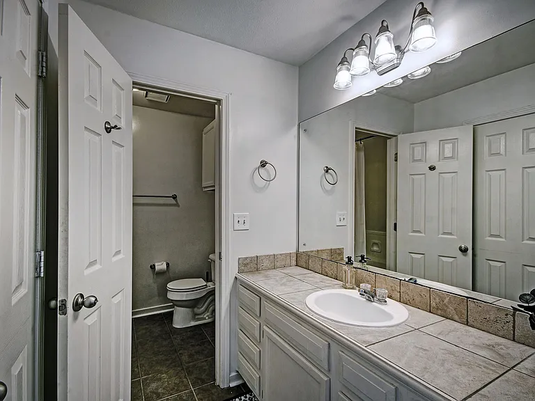1221 Barnett Bend Cv — Photo 3