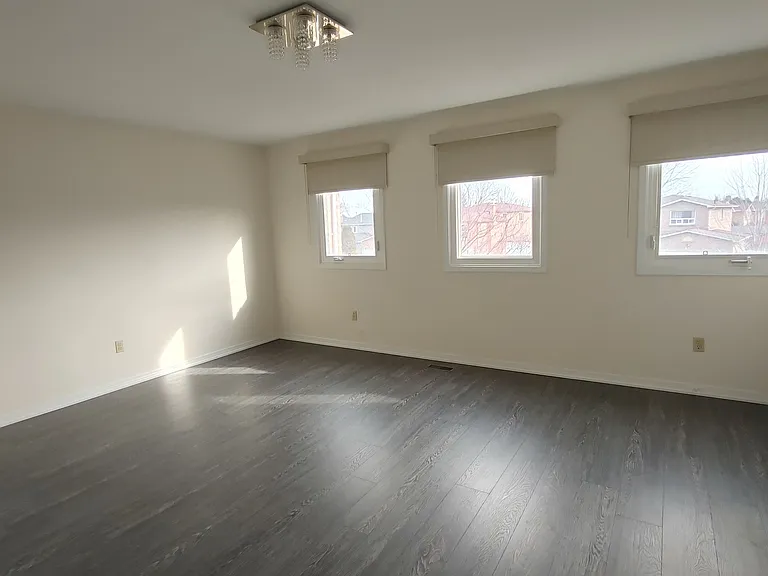 50 Michener Cres — Photo 6