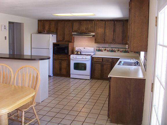 Bright and open, w/brkfst bar