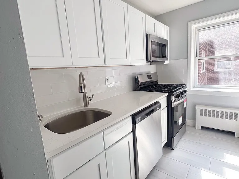 Palisades Apartments — Photo 2