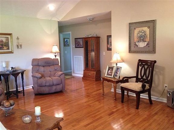 3rd image of 3922 Hilltop Dr