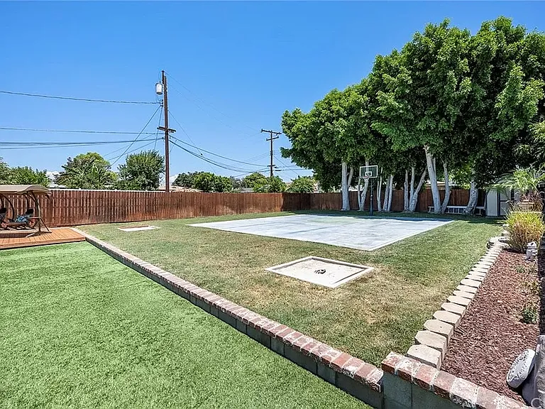 712 N Mountain View Pl — Photo 32