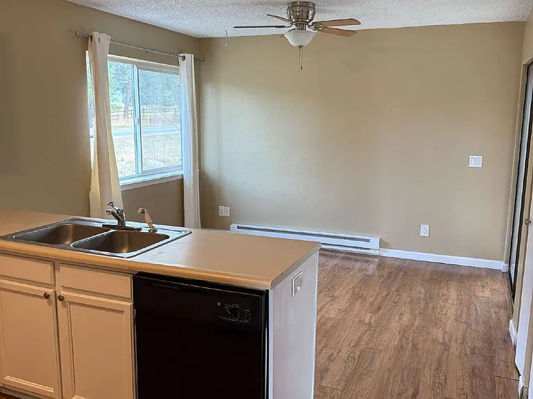 305 Meadow Dr — Photo 5