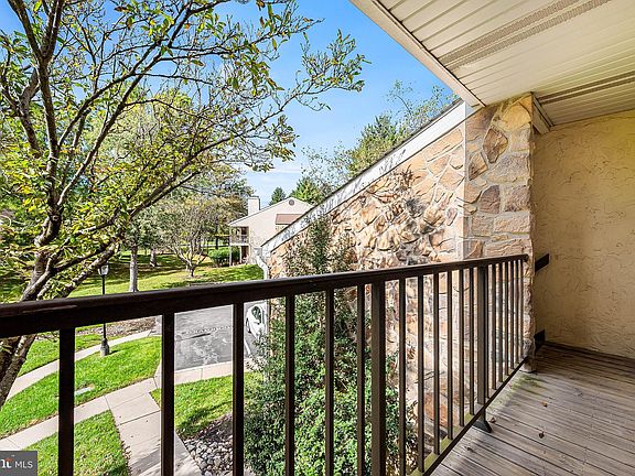 3rd image of 306 Valley Stream Ln #306