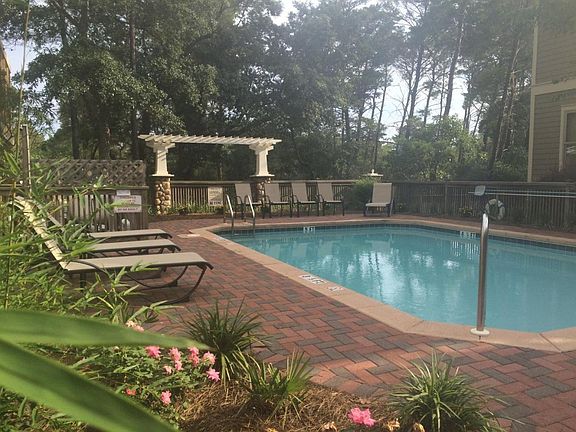 Access to community pool included in rent