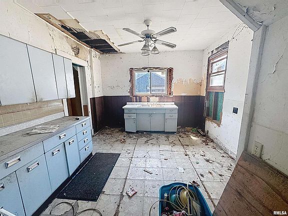 4th image of 115 Roosevelt Ave