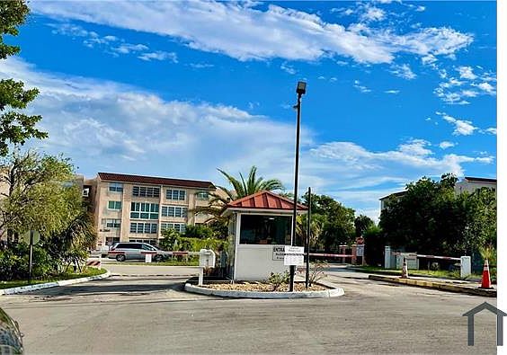 2nd image of 2860 Somerset Dr APT 217K