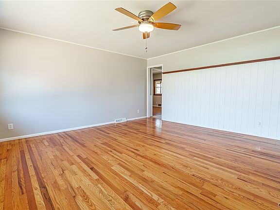 4th image of 326 Glen Rd N