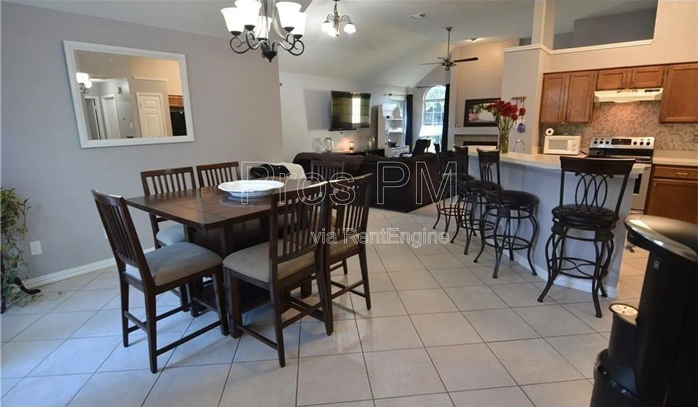 3 bed, 2.0 bath, 1432 sqft, $2,025 — Photo 4