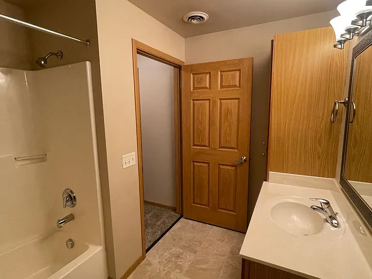 Jackson Apartments — Photo 10