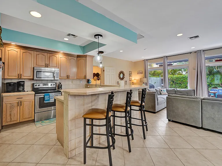 220 Pine Ave — Photo 18