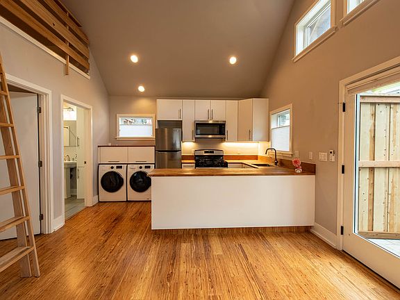 4th image of 2214 SE Sherman St Unit B