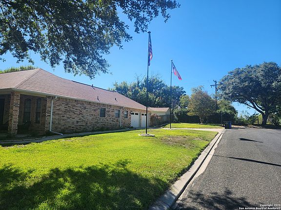 3rd image of 702 Heritage Dr