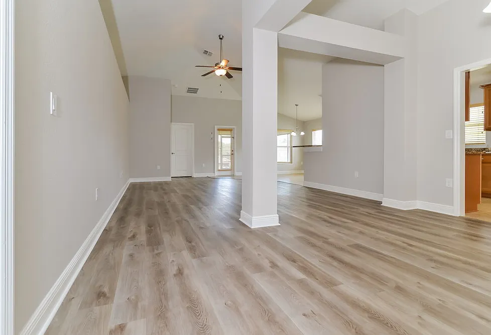 3 bed, 2.0 bath, 1955 sqft, $2,220 — Photo 3