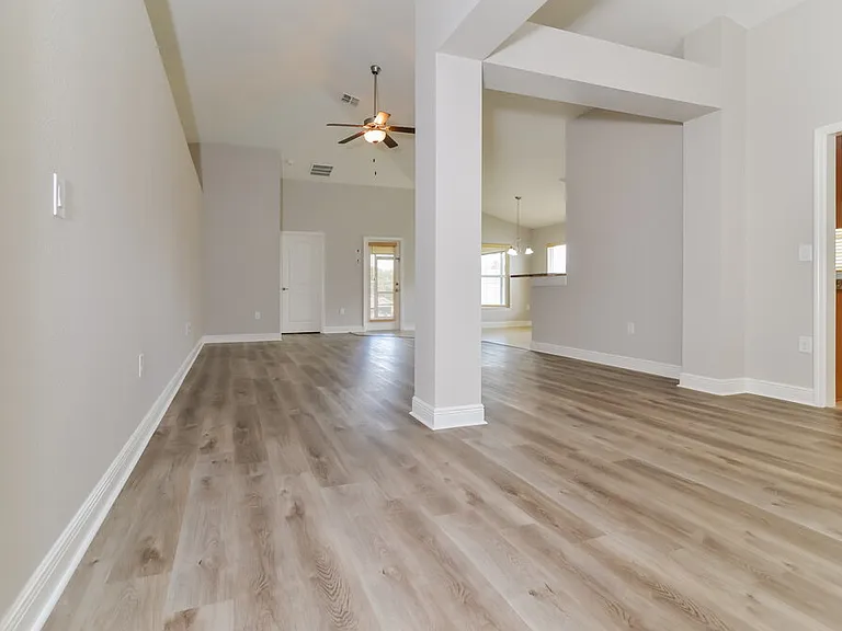 905 Chestnut Dr — Photo 3