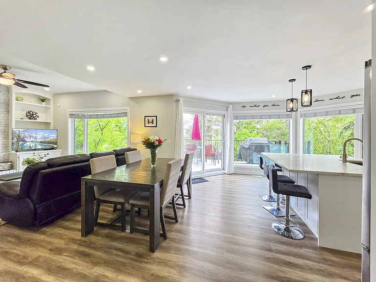 138 Mount Robson Close SE — Photo 3