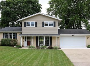 414 Maplewood Dr, Sycamore, IL 60178