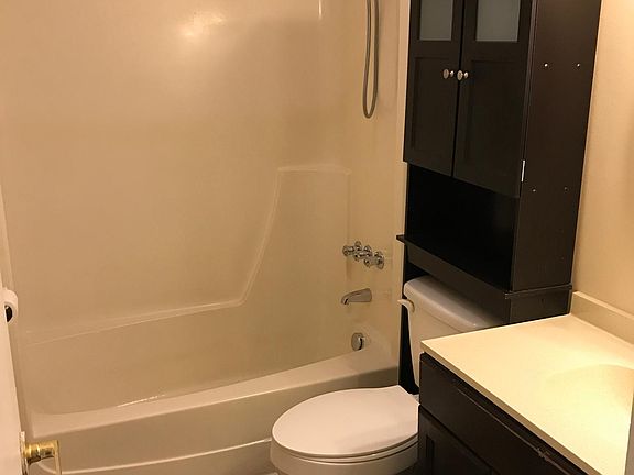 3rd image of 711 Dogwood Ln