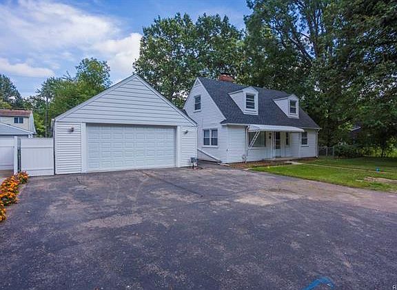 4th image of 21424 Waldron St