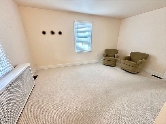 3rd image of 215 Richmond St
