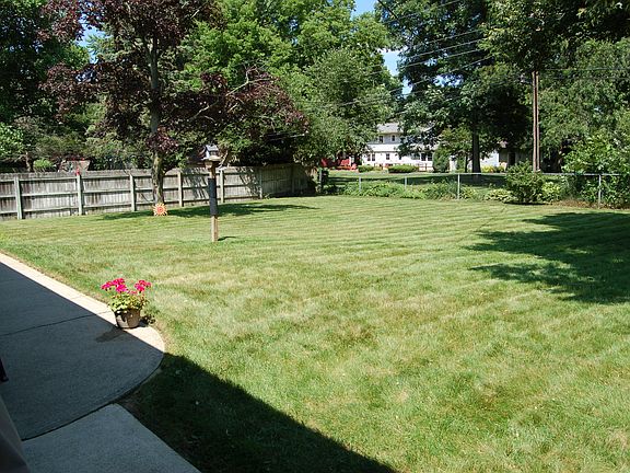3rd image of 56854 Meadowood Dr