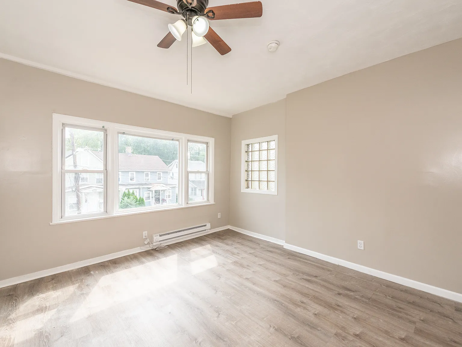 4 bed, 1000 sqft, $2,595 — Photo 3