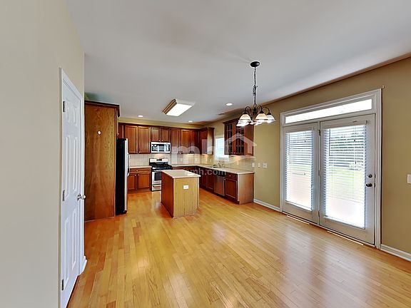 4th image of 51 Horseshoe Ct