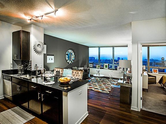 5th image of 657 W Fulton St #806