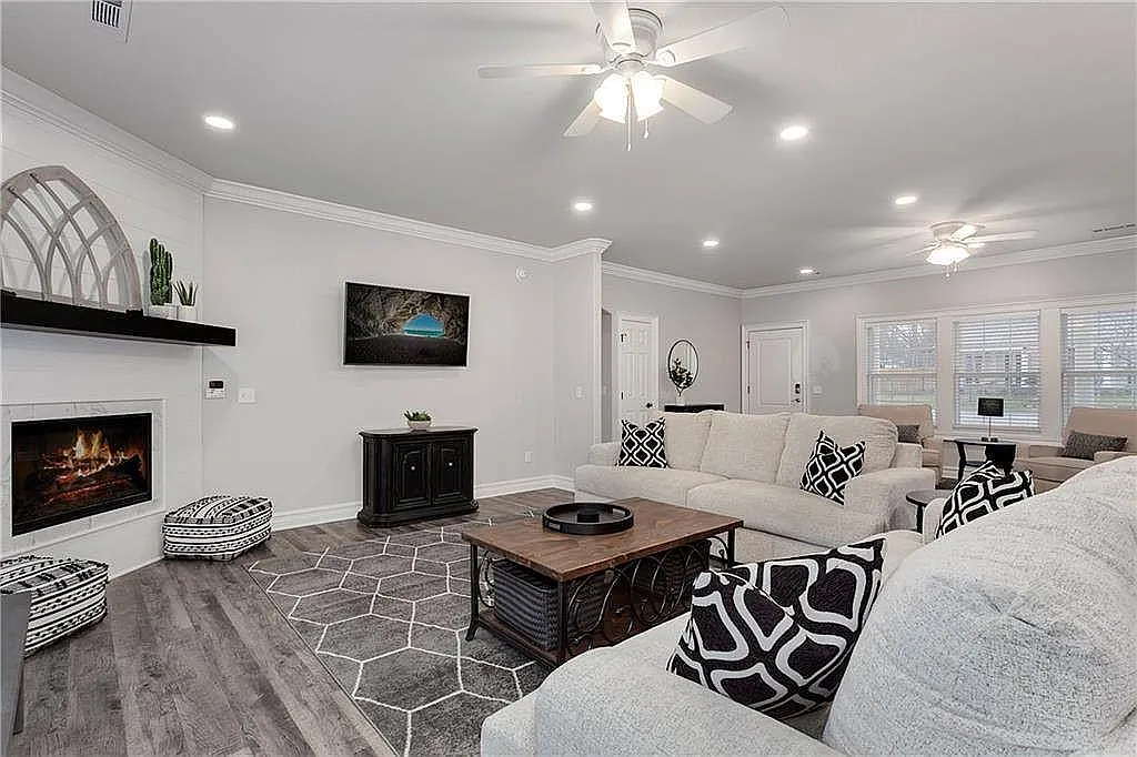 3 bed, 2115 sqft, $4,000 — Photo 4