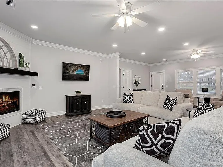 406 NW A St — Photo 4