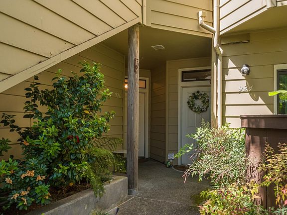 4th image of 926 Shoreline Dr