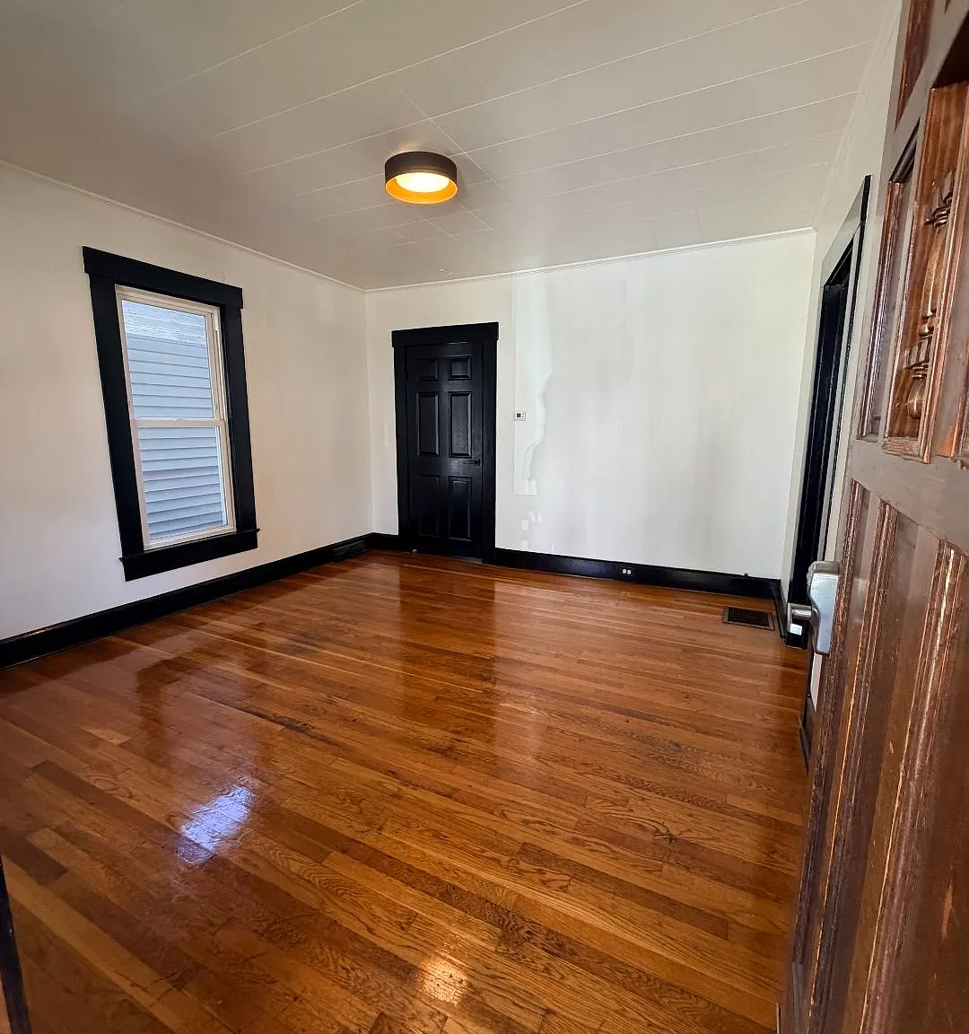 Charming Single-Family Home Near Downtown New Albany & Park, Water Included — Photo 1