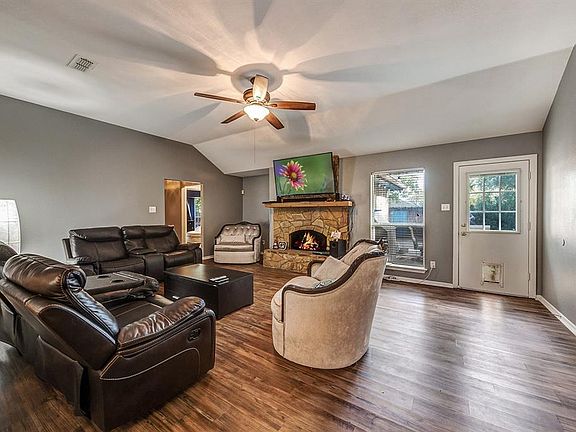 4th image of 700 Oak Park Dr
