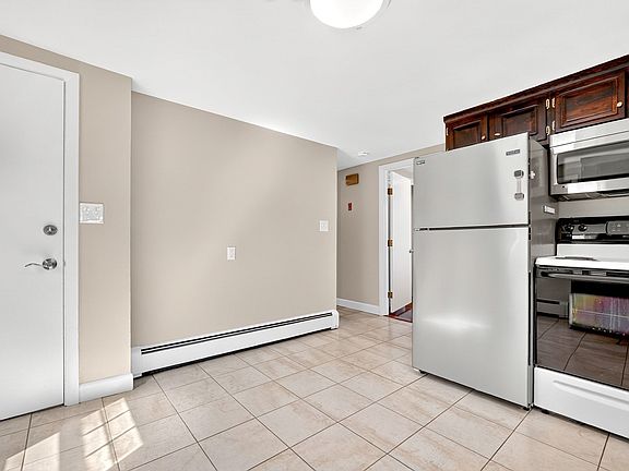 4th image of 143 Myrtle St