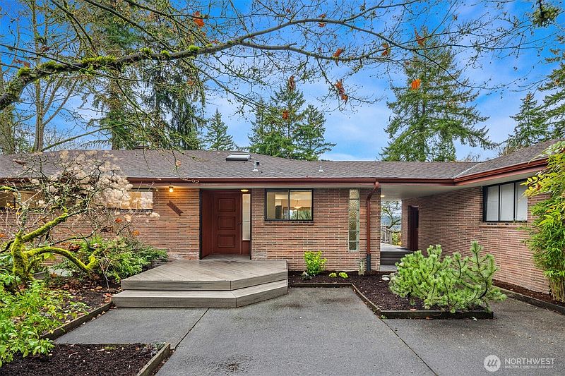 4th image of 10000 48th Avenue NE