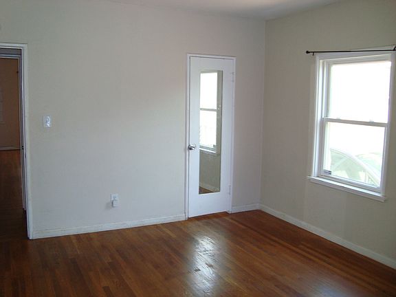 2nd image of 2868 Genevieve St