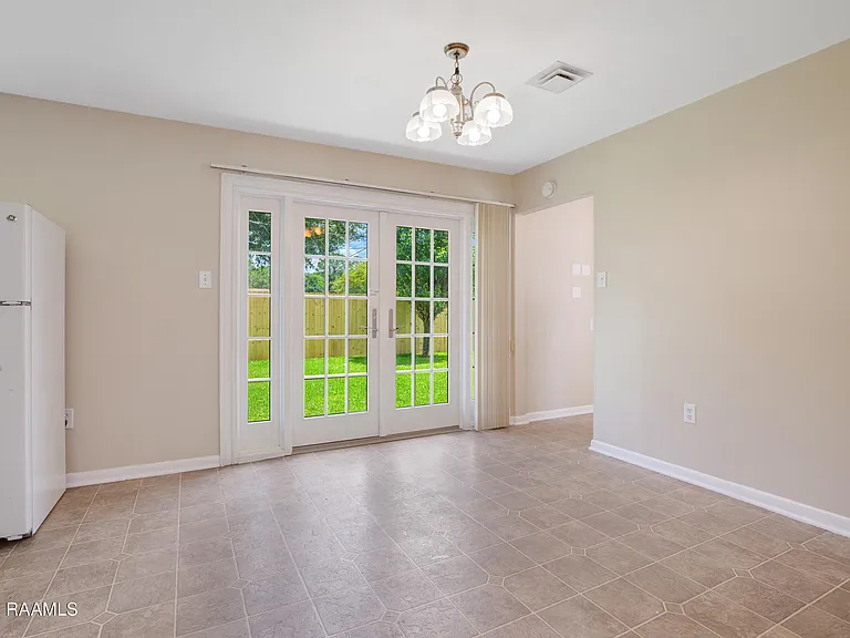 100 Maple Dr — Photo 11