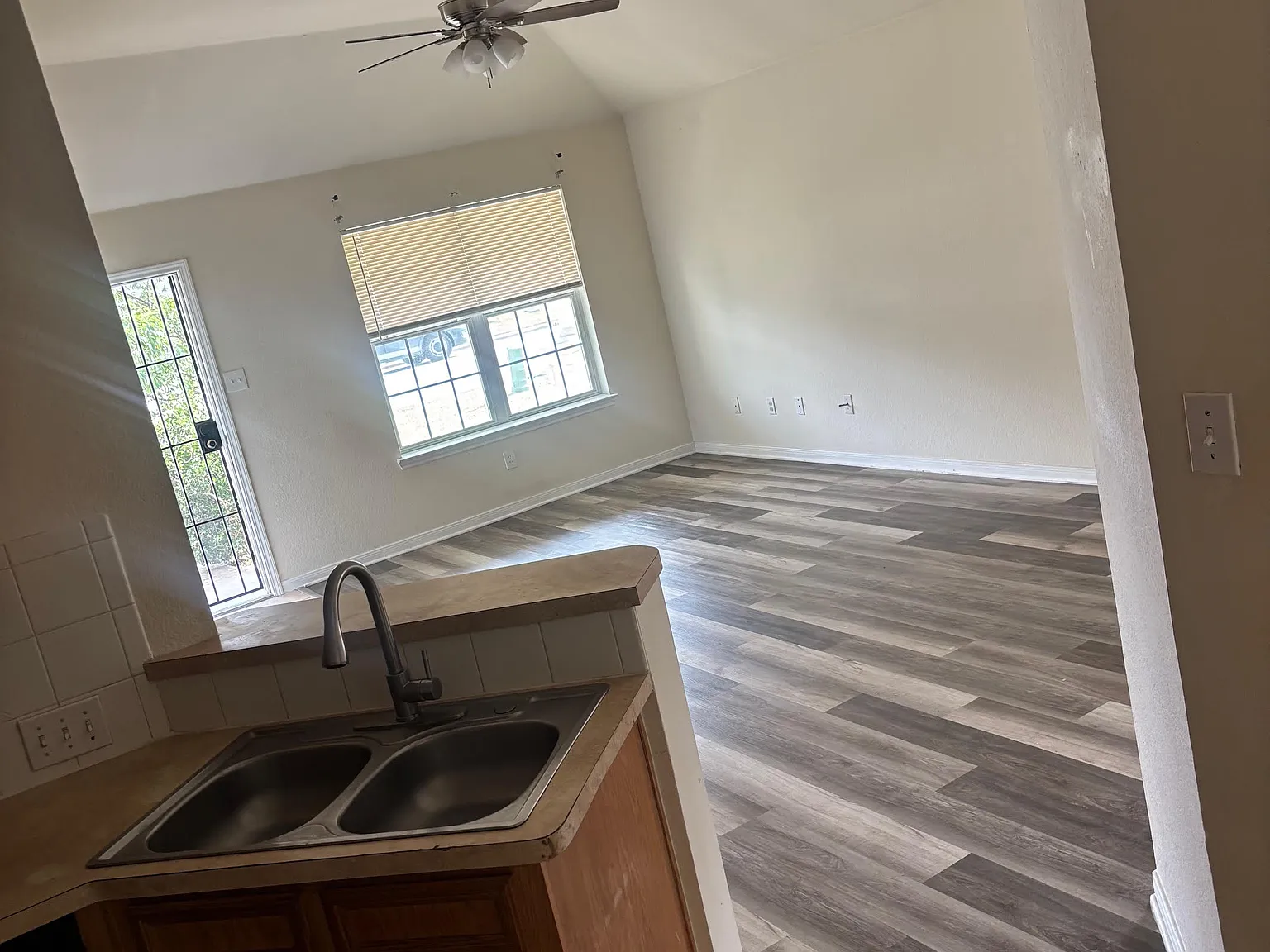 3 bed, 1300 sqft, $1,300 — Photo 2