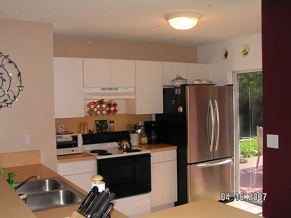 spacious kitchen w/ new appliances